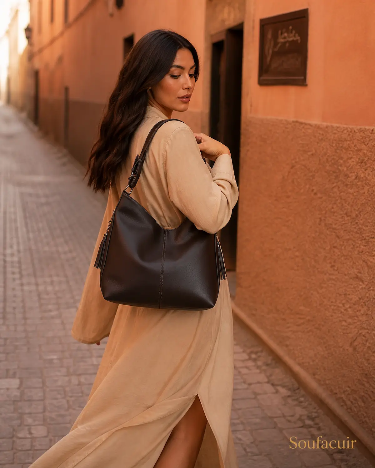 Femme avec sac marron Soufacuir dans la médina